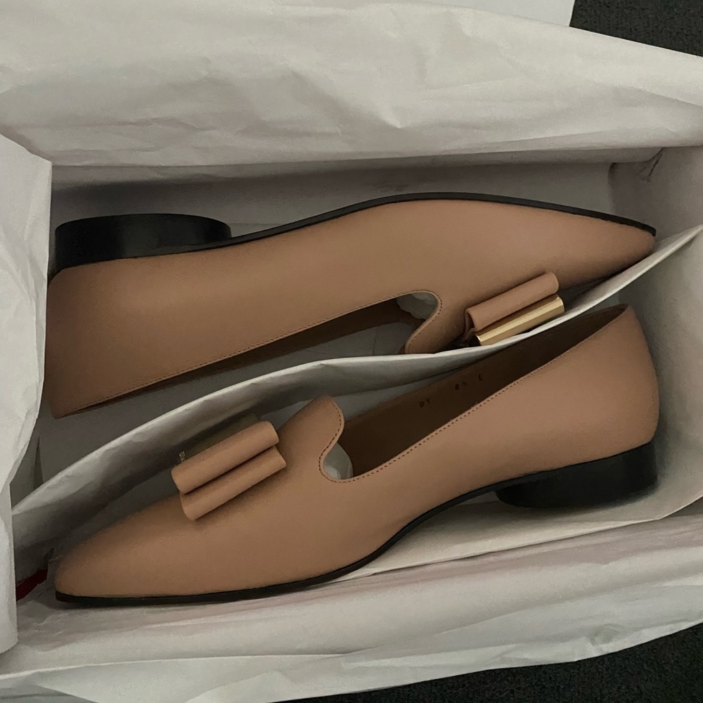 NIB Ferragamo tan square toe flats with signature gold bow women’s 8.5 - Picture 2 of 7